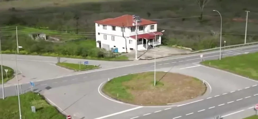 Karasu8217daki-8220olum-kavsagi8221nda-trafik-isigina-ret-Mahalleli-tepkili-featured