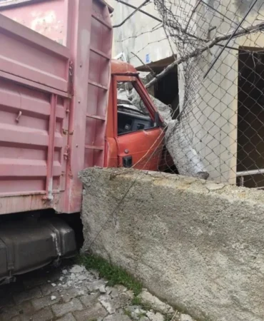 Kontrolden-cikan-yuk-kamyonu-duvari-yikti-eve-daldi-featured