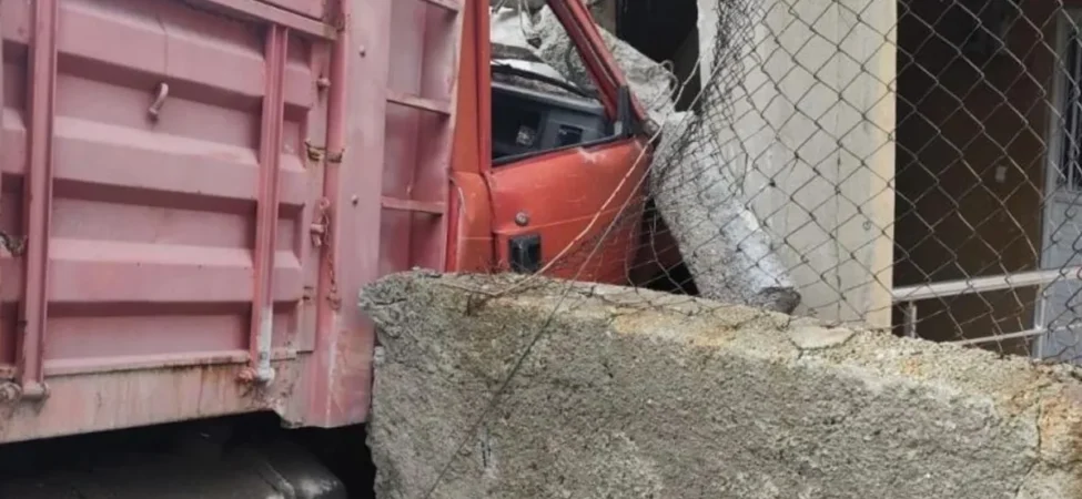 Kontrolden-cikan-yuk-kamyonu-duvari-yikti-eve-daldi-featured