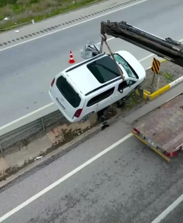 Kontrolunu-kaybeden-arac-refujde-devrildi-1-olu-2-yarali-featured