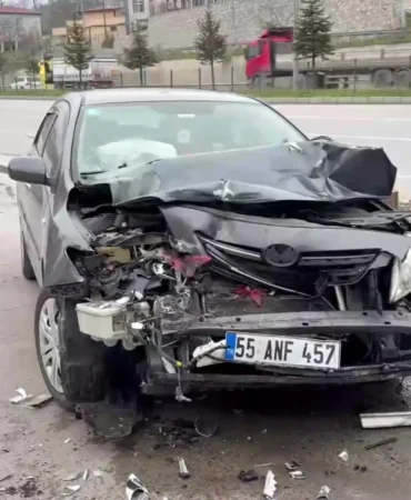 Park-Halindeki-Tira-Carpan-Otomobilde-Bes-Yarali-featured