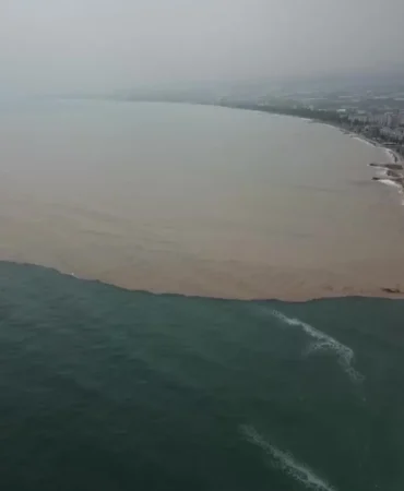 Yuksek-Bolgelerden-Gelen-Sel-Sulari-Akdeniz8217in-Rengini-Degistirdi-featured