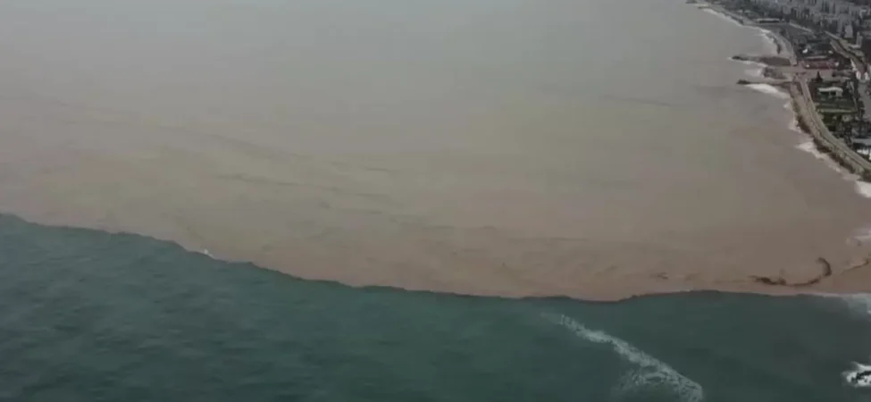 Yuksek-Bolgelerden-Gelen-Sel-Sulari-Akdeniz8217in-Rengini-Degistirdi-featured